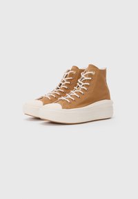 Bruine high-top sneakers van textiel met een witte rubberen neus en platformzool. Voorzien van witte veters en gouden oogjes.