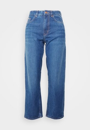 Blaue Jeans mit hoher Taille und geradem Bein, ausgestattet mit vorderem Knopf, Reißverschluss, Gürtelschlaufen sowie Vorder- und Gesäßtaschen, präsentiert auf weißem Hintergrund.