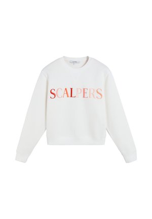 Sudadera blanca con la palabra "SCALPERS" en un texto degradado de rojo a naranja, con cuello redondo, mangas largas y puños y dobladillo de punto.