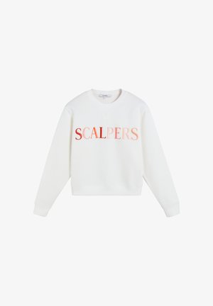 Weißer Pullover mit der Aufschrift "SCALPERS" in einem Farbverlauf von Rot nach Orange, mit Rundhals, langen Ärmeln und gerippten Bündchen sowie Saum.