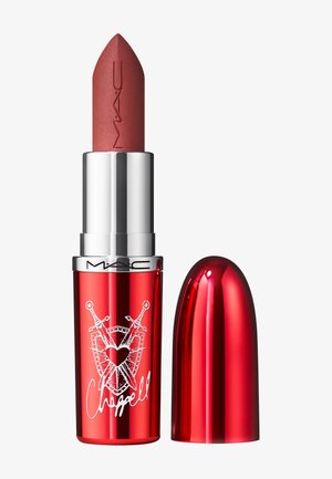 Rouge à lèvres MAC marron mat avec boîtier argenté et rouge présentant des épées croisées, un bouclier, un motif de cœur et le texte « Chappell », bouchon retiré.
