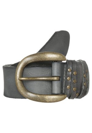 Zwarte leren riem met een grote, afgeronde koperen gesp en drie leren lussen versierd met koperen klinknagels.