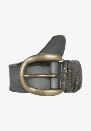 Cinturón de cuero negro con una hebilla grande y redondeada de latón y tres lazos de cuero adornados con remaches de latón.
