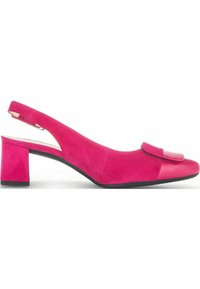 Chaussure slingback en daim rose vif avec talon bloc, bout arrondi et rabat décoratif sur le dessus.