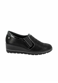 Scarpe nere slip-on con tomaia texturizzata, pannelli laterali elasticizzati e tacco basso a cuneo. Accenti lisci e dettagli di pattern discreti sulla superficie.