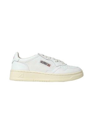 Sneaker bianca in pelle a basso taglio con suola beige, chiusura frontale con lacci e patch laterale con logo Autry e bandiera americana.