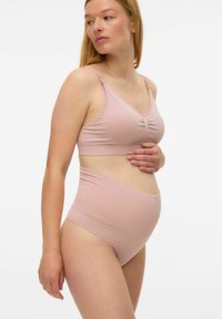 Ensemble de soutien-gorge de maternité rose clair et culotte taille haute. Tissu à côtes texturé avec des bretelles spaghetti et des fronces sur le soutien-gorge. Fini lisse.