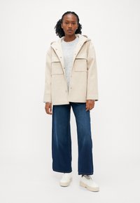 ONLY Petite ONLAUGUSTA HOOD JACKET  - Könnyű dzseki - pumice stone