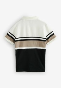 Polo en noir, blanc et beige. Caractéristiques d'un tissage texturé, de manches courtes et de rayures horizontales de couleurs alternées sur la poitrine.