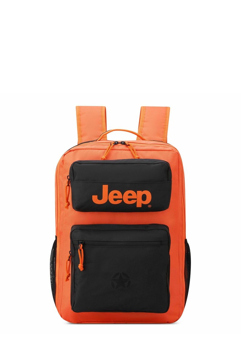 Zaino arancione e nero con una grande tasca frontale, logo Jeep, tasche laterali in rete e spallacci imbottiti regolabili. Tessuto testurizzato e dettagli con zip.