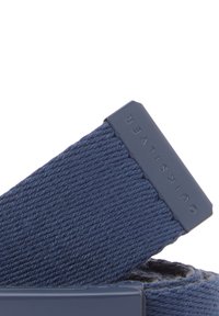 Námořnická modrá tkaná bavlněná opasek s texturovaným povrchem a obdélníkovou plastovou sponou. V sponě je vyraženo jméno "CURTIS LEVER."