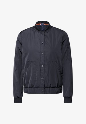 Chaqueta bomber de color navy, confeccionada con una tela lisa e impermeable, que presenta un cierre de cremallera en la parte delantera, puños de canalé y bolsillos laterales. Con dobladillo recto y un ligero brillo.