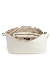 Borsa bianca, in rilievo, con design floreale, chiusura con zip e interno beige. Presenta una tasca interna e un'etichetta con il marchio all'interno.