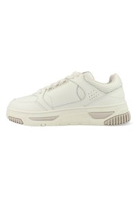 Witte sneaker van leer en mesh, met een dikke zool, ronde neus, geperforeerde accenten en beige details op de zool.