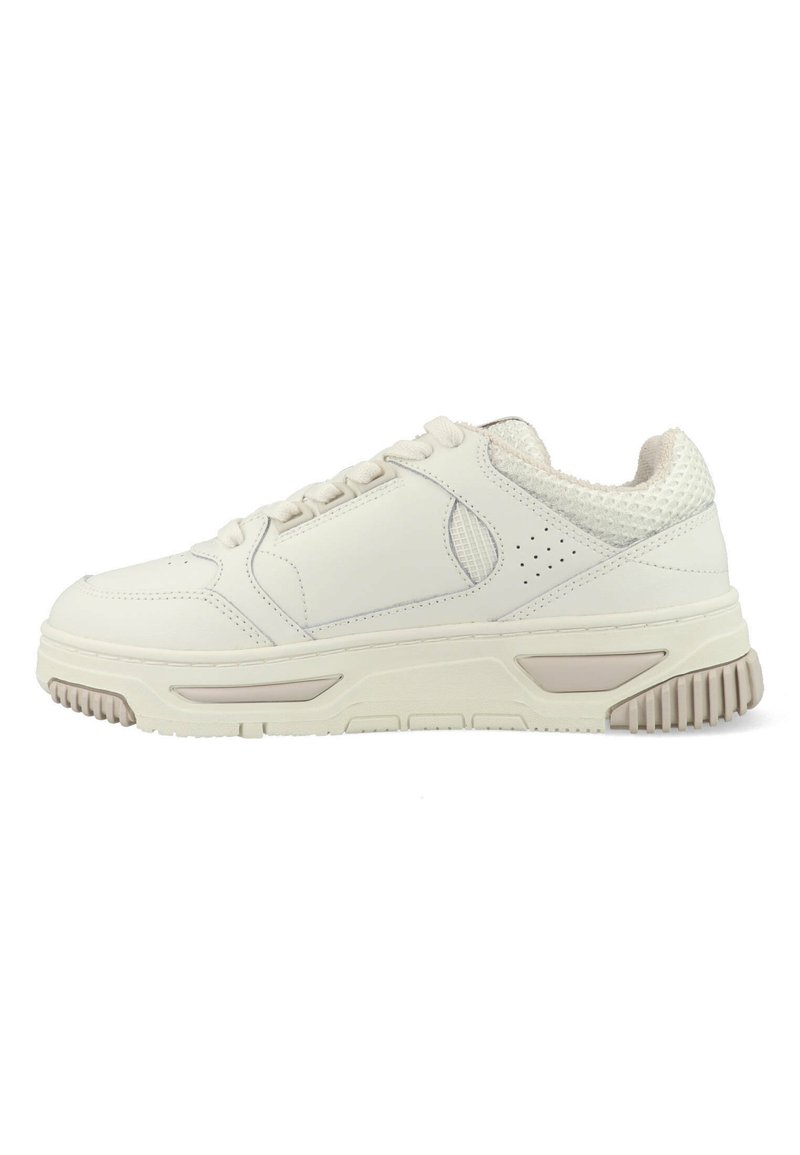 Witte sneaker van leer en mesh, met een dikke zool, ronde neus, geperforeerde accenten en beige details op de zool.