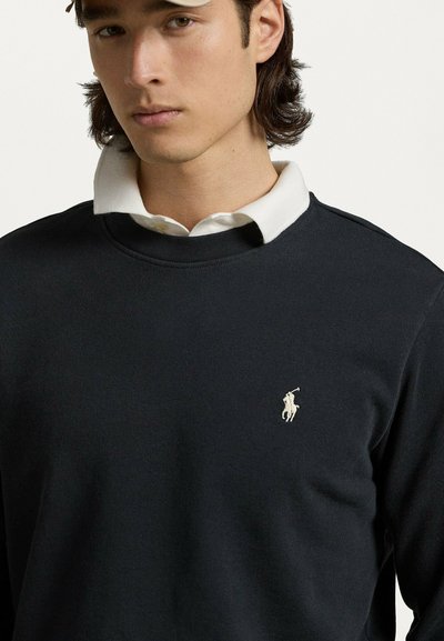 Felpa nera con colletto bianco e logo ricamato sul petto a sinistra. Tessuto liscio e scollatura tonda. Design semplice e classico.