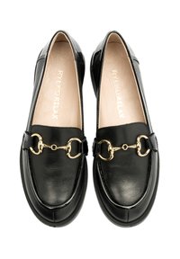 Czarne skórzane loafersy z akcentem złotego łańcucha i gładką fakturą, z zaokrąglonym noskiem i fasonem wsuwanym. Wewnątrz oznaczone marką "RYŁKO RELAX."