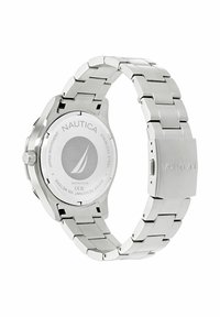 Reloj de acero inoxidable con brazalete de metal de tono plateado, caja redonda y fondo grabado que presenta un logotipo y información sobre resistencia al agua.