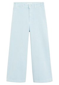 Jean bleu clair à jambe large et raccourci, avec passants pour ceinture, bouton et fermeture éclair à l'avant, présenté sur fond blanc.