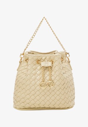 Béžová pletená kožená kabelka ve tvaru kbelíku se zlatým řetízkovým popruhem, stahovací šňůrkou a dvěma kulatými zlatými akcenty na přední straně.