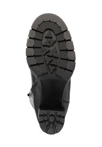 Suela de bota negra con un patrón de banda de rodadura robusto que presenta tacos triangulares y rectangulares para mayor tracción. Fabricada en caucho duradero con un acabado suave.