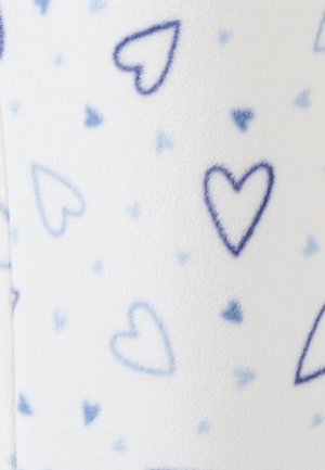 Witte stof met een patroon van grote en kleine blauwe harten in verschillende tinten verspreid over het oppervlak.