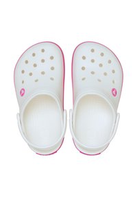 Witte clogs met roze rand, voorzien van cirkelvormige ventilatiegaten en hakbanden. Textured voetbed voor grip, gemaakt van lichtgewicht materiaal.