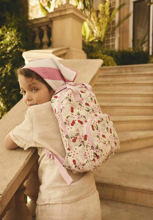 MEDIUM HEARTS – Tagesrucksack – ecru cherry