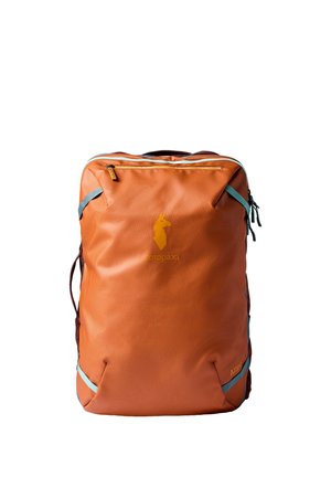Sac à dos rectangulaire orange avec une poche avant zippée, des détails de fermeture éclair bleus et un logo lama au centre.