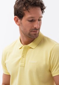 Ombre Pikeepaita - pale yellow