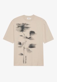 Camiseta de algodón beige con un gráfico floral negro difuminado y el texto "NOCTIFLORA" en negro, cuello redondo y mangas cortas.