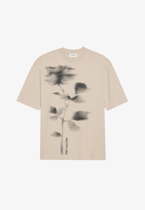 Bež majica od pamuka s nejasnim crnim cvjetnim uzorkom i natpisom "NOCTIFLORA" u crnoj boji, okrugli izrez i kratki rukavi.