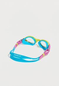 Plavalna očala Speedo z modrim okvirjem, rumenimi poudarki, roza trakovi in prozornimi lečami, zasnovana za izboljšano udobje in prileganje.