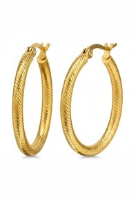 Orecchini a cerchio in oro con texture intrecciata, dotati di chiusura a scatto sicura. Design circolare con una finitura lucida e riflettente.