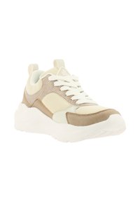 Sneaker mit einem Obermaterial aus Mesh in Creme und Beige, ausgestattet mit einer klobigen weißen Sohle und Schnürsenkeln. Bemerkenswertes Design sind die Akzente aus braunem Wildleder und der Zugtab.