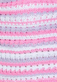 Virkat tyg i växlande rosa, vitt och ljuslila ränder; har öppna mönster och en mjuk textur.