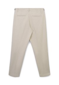 Pantaloni beige su misura visti da dietro, con passanti per cintura, due tasche a welt e dettagli in bottone sui lati della cintura.