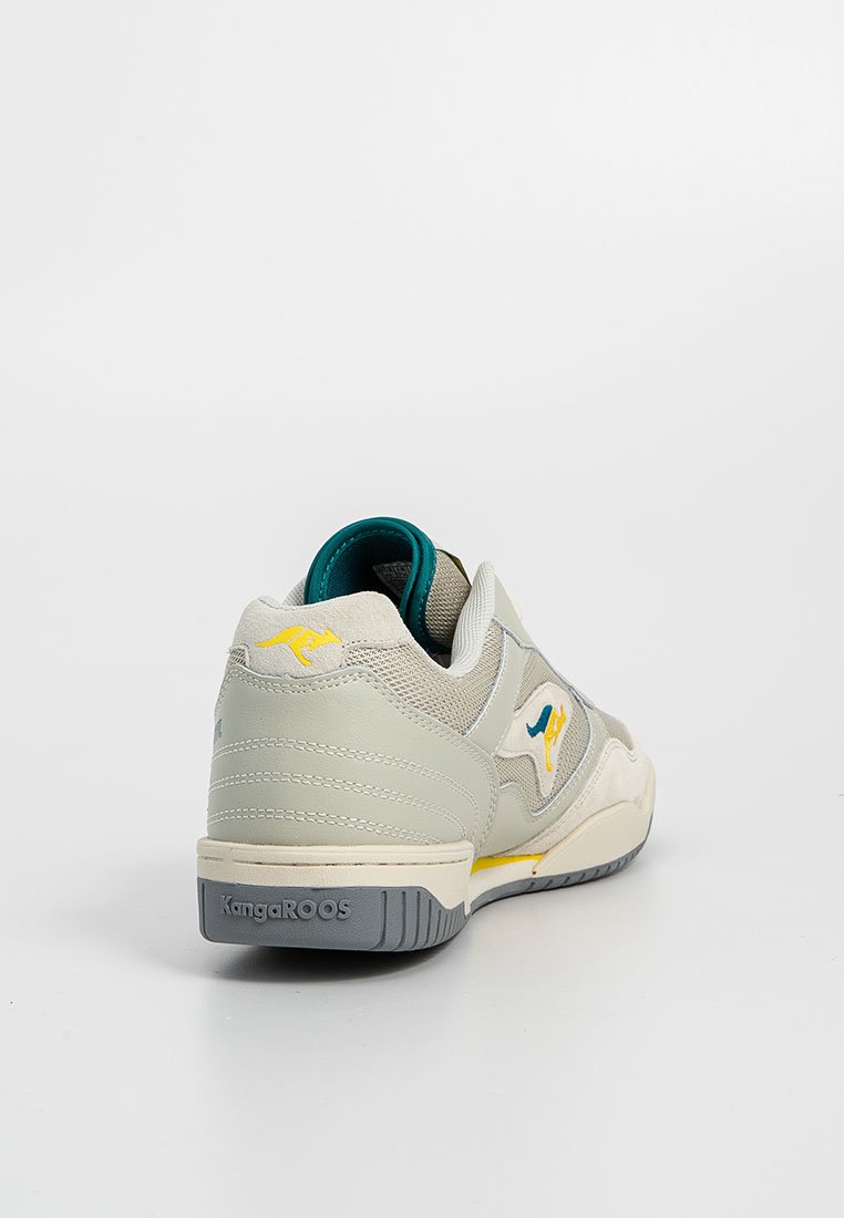 Jasnoszare sneakersy wykonane z siateczki i zamszu. Oferują teczową kołnierz, żółte akcenty i teksturowaną gumową podeszwę. Logo marki po boku.