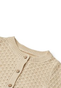Cardigan en tricot beige avec un motif texturé, un col côtelé et des boutons en bois sur le devant.
