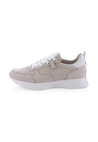 Hellbeige Sport Sneakers mit weißen Schnürsenkeln, glattem Lederobermaterial, gepolstertem Schaft und strukturiertem Gummisohle mit Zickzackmustern.
