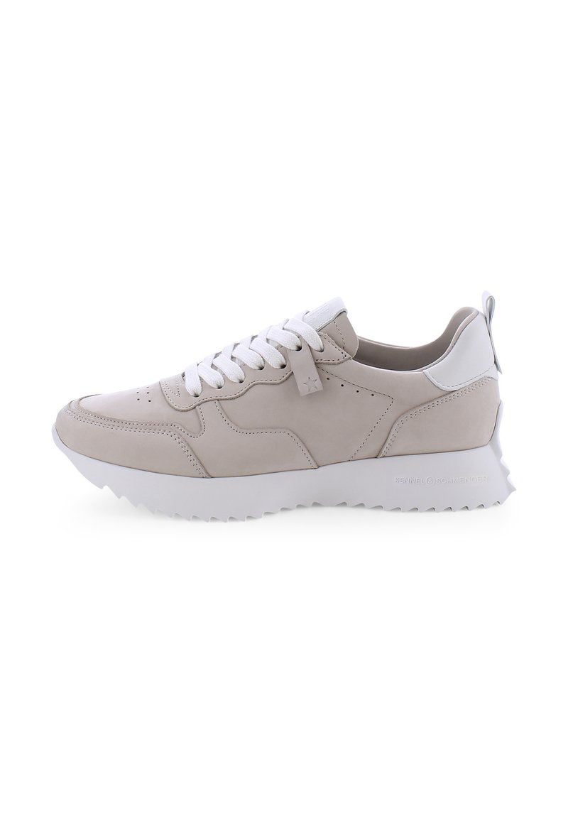 Hellbeige Sport Sneakers mit weißen Schnürsenkeln, glattem Lederobermaterial, gepolstertem Schaft und strukturiertem Gummisohle mit Zickzackmustern.