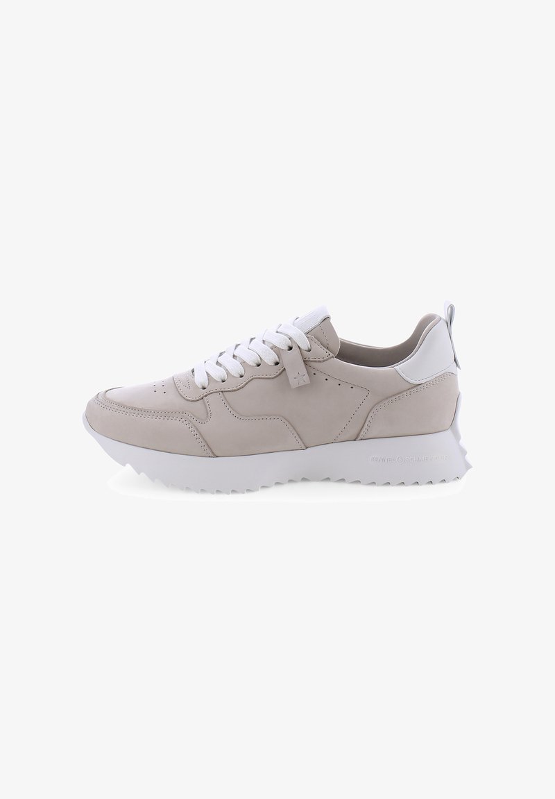 Hellbeige Sport Sneakers mit weißen Schnürsenkeln, glattem Lederobermaterial, gepolstertem Schaft und strukturiertem Gummisohle mit Zickzackmustern.