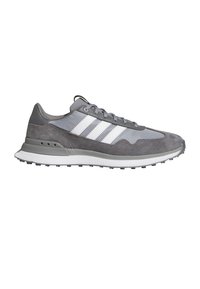 Chaussures de sport grises avec dessus en daim et mesh, présentant un design à trois bandes blanches, des accents gris, et une semelle extérieure en caoutchouc texturé.