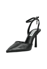 Zapato de tacón alto de charol negro con punta afilada, tira en el tobillo y un delgado tacón de aguja. Presenta un acento de charm plateado en la tira.
