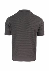 Polo a maniche corte di colore grigio scuro con un motivo a spina di pesce testurizzato e colletto e polsini a coste. Realizzato in tessuto traspirante.