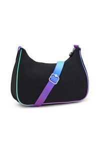 Borsa a spalla in tessuto nero con una forma curva, caratterizzata da accenti viola, blu e verdi lungo i bordi e una tracolla regolabile colorata.