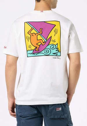 T-shirt bianca in cotone con una grafica colorata di un windsurfer sul retro, accentuata da linee spesse e colori vivaci, tra cui arancione e rosa.