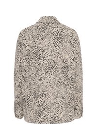 Camisa con cuello, mangas largas y tejido beige con un estampado de leopardo negro. Incluye puños con botones y un corte relajado.