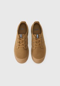 Bruine canvas sneakers met ronde neuzen, vetersluiting, rubberen zolen en een gestructureerde afwerking. Bevat een label op de tong.
