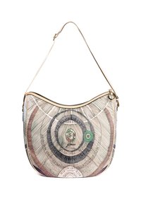 Bolso estilo hobo con parte superior curva, tela beige que presenta patrones circulares concéntricos, acentos en verde y rojo, y cierre con cremallera.